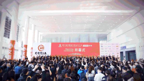 快讯丨直播舱亮相全球最大教装展、副总裁周鑫出席互联网大会、独家支持增长大会直播